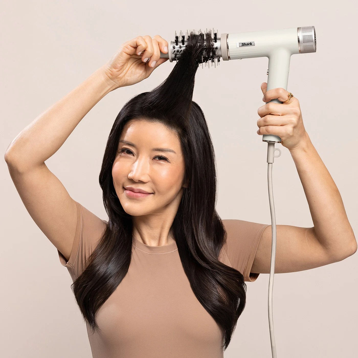 Shark-HD300-InUse-TwistBrush-MiNah-Styling2
