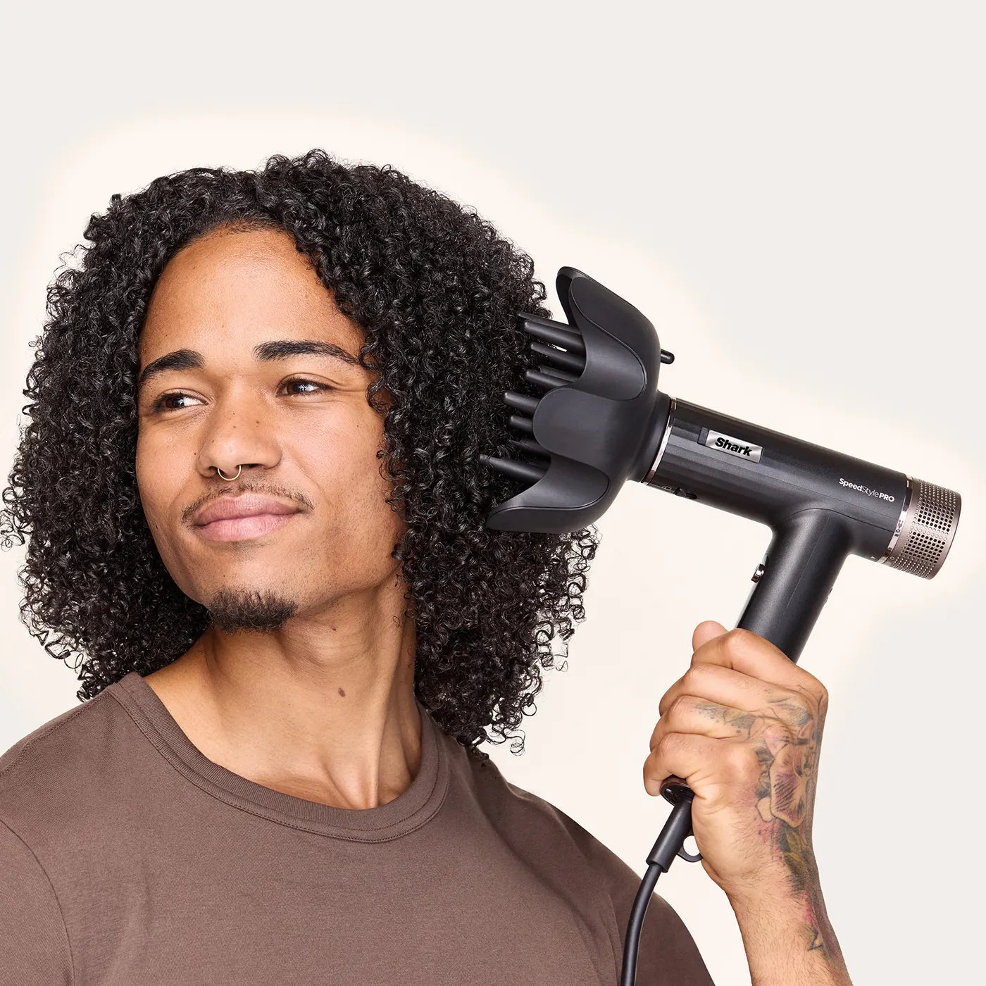 Shark-HD752UK-InUse-ScalpShield-Chico-Styling-0454