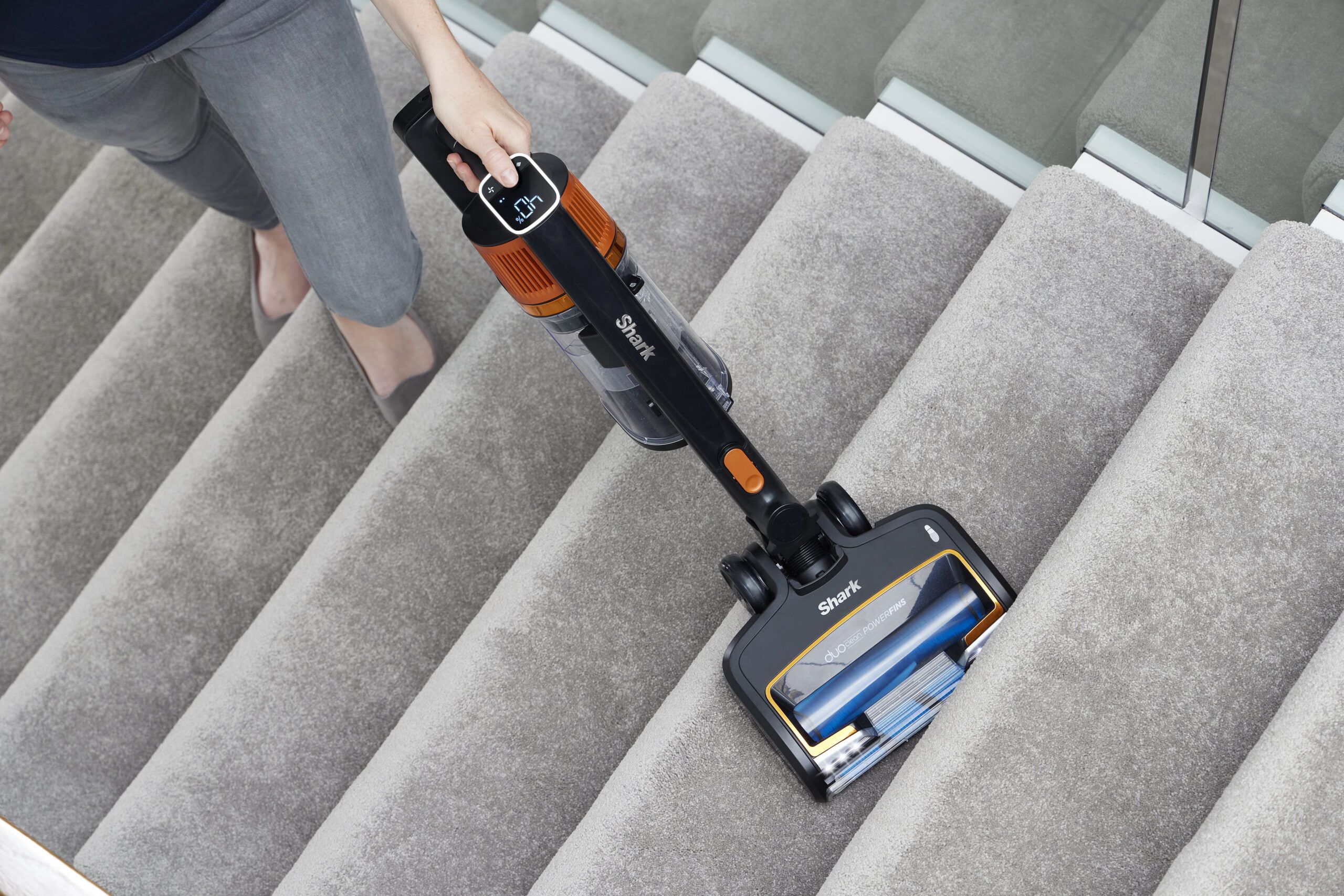 Shark-IZ300UK-ORANGE-staircase-femalemodel-floorhead-closeup
