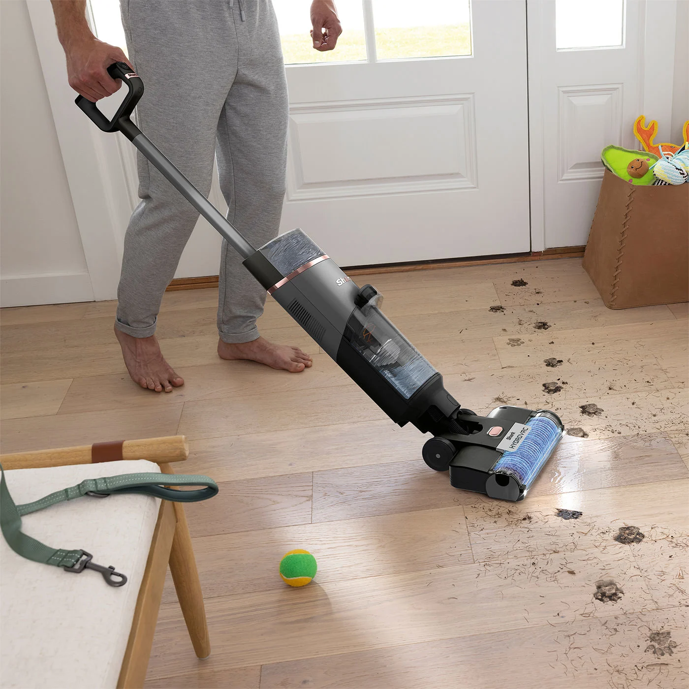 Shark-R-WD210UK-InUse-EntryWay-Wet-Hardwood-Man-RGB