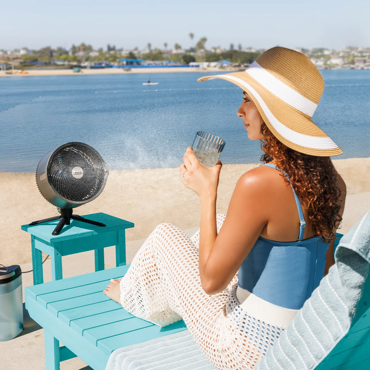 Shark-FA300UK_InUse_Misting_Outdoors_Woman