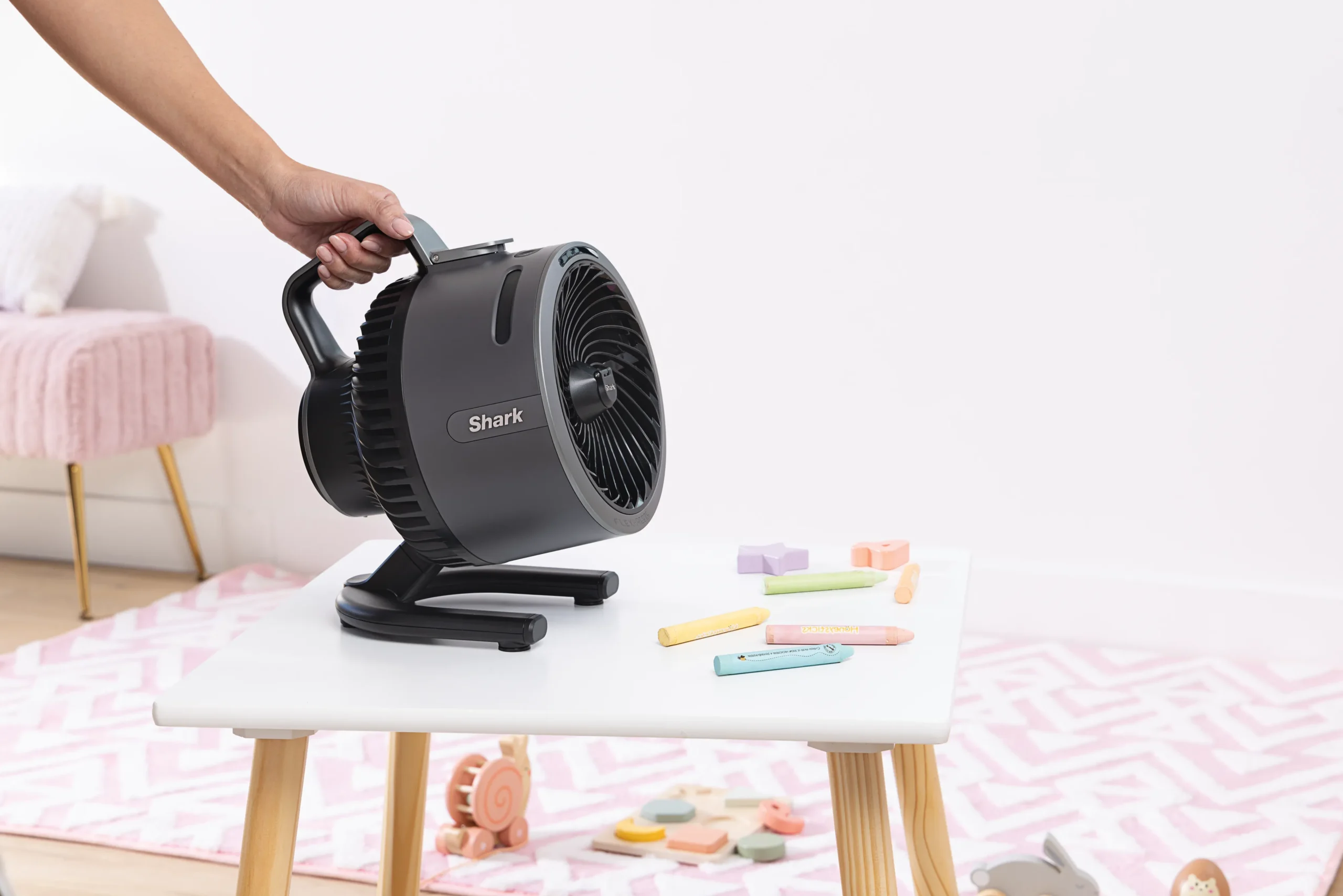 DAT-R_FA050EU_InUse_KidsRoom_Nursery_Woman_Hand_Left