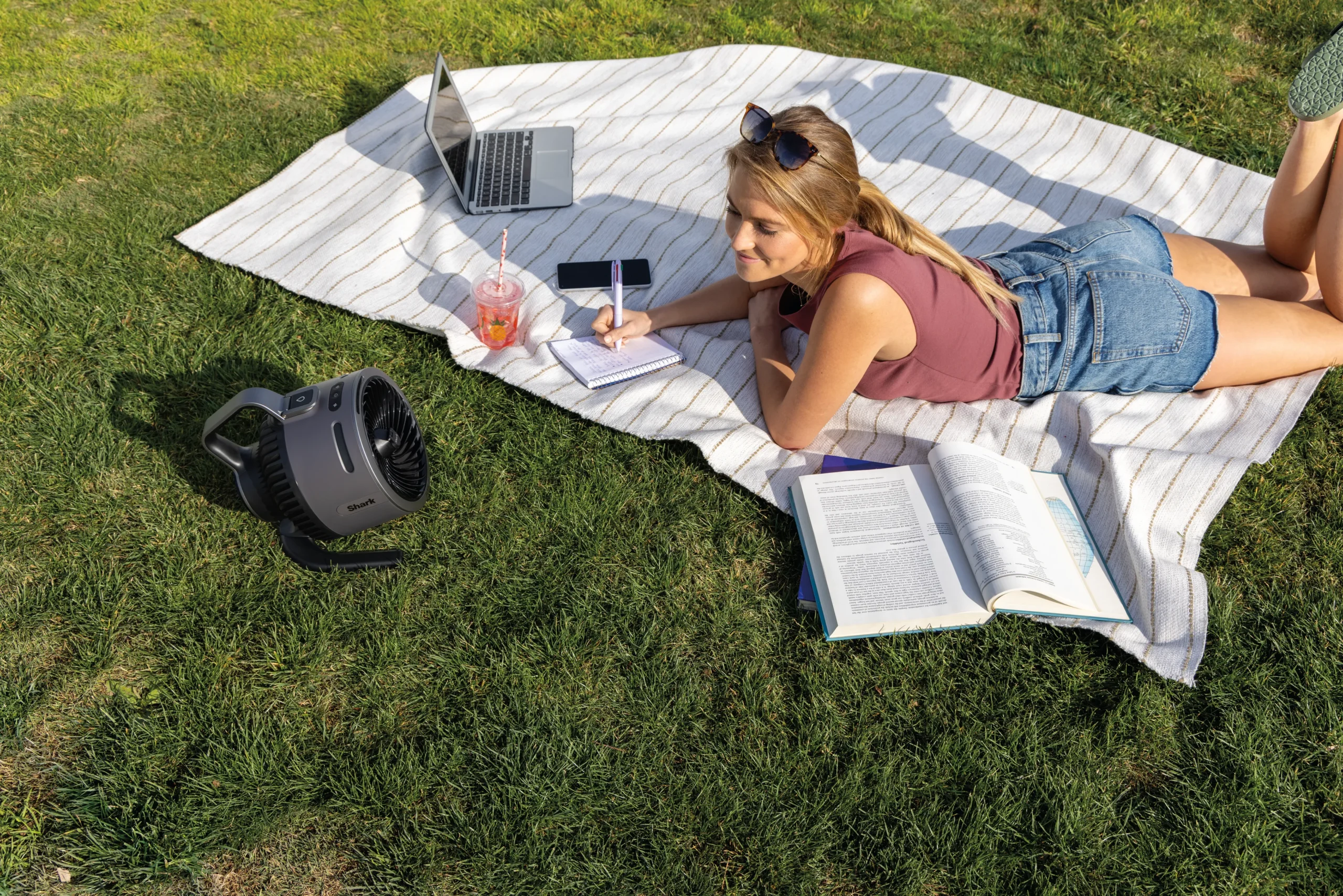 DAT-R_FA050EU_InUse_PicnicBlanket_Outdoors_Studying_Woman