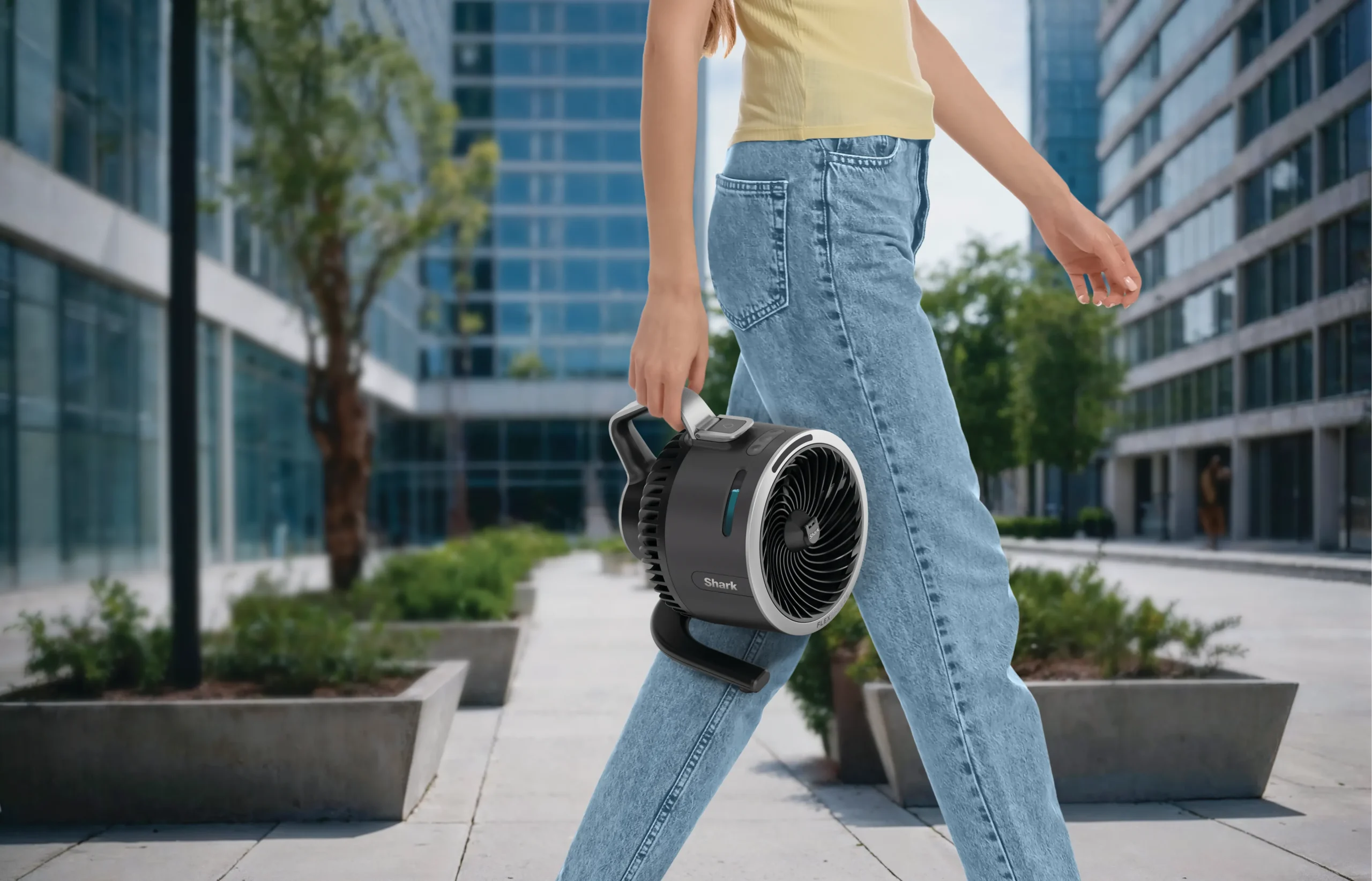 DAT-R_FA050EU_InUse_Woman_Carry_Outdoors_BKG2_CMYK