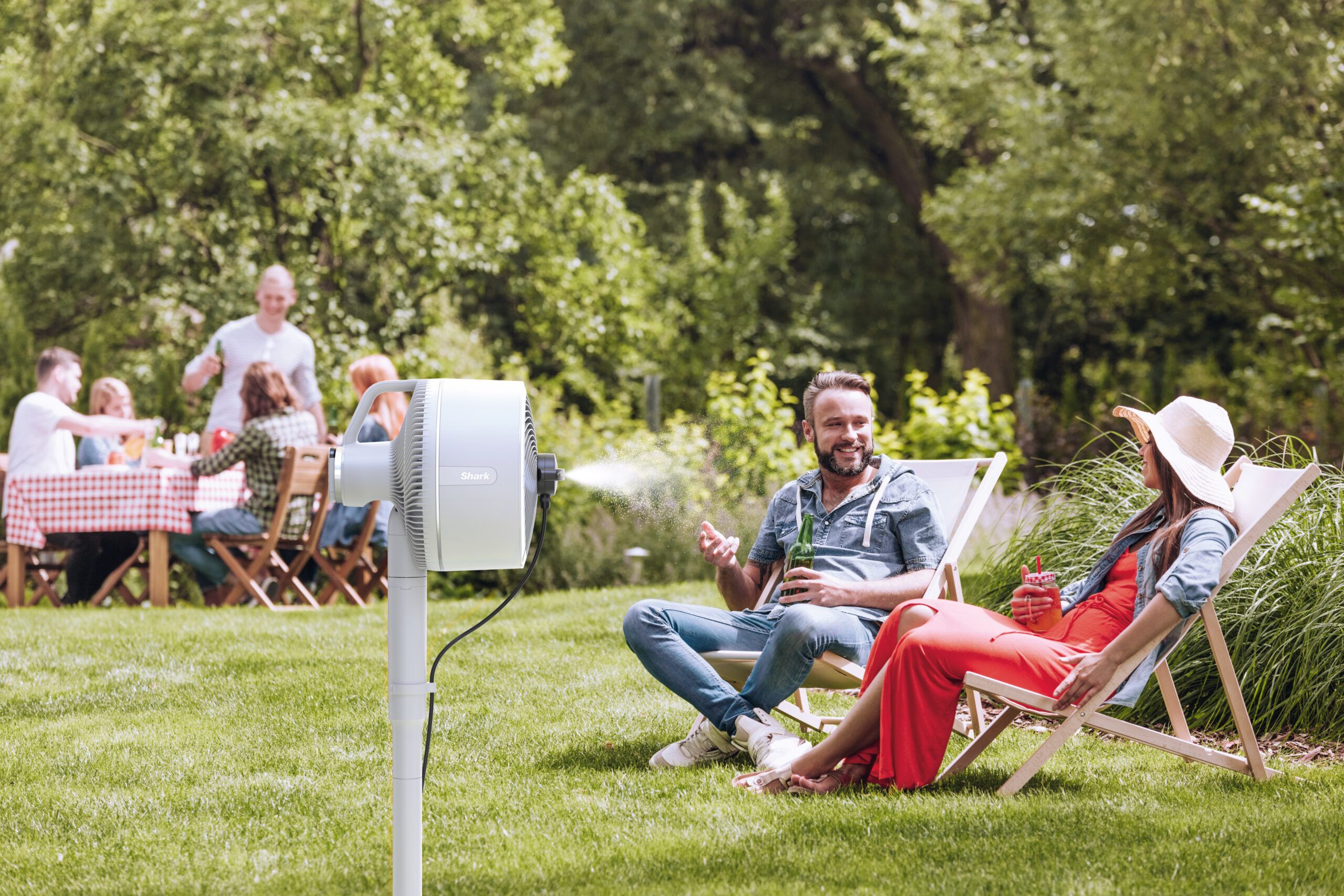 R_FA220EU_InUse_Garden_Misting_Man_Woman