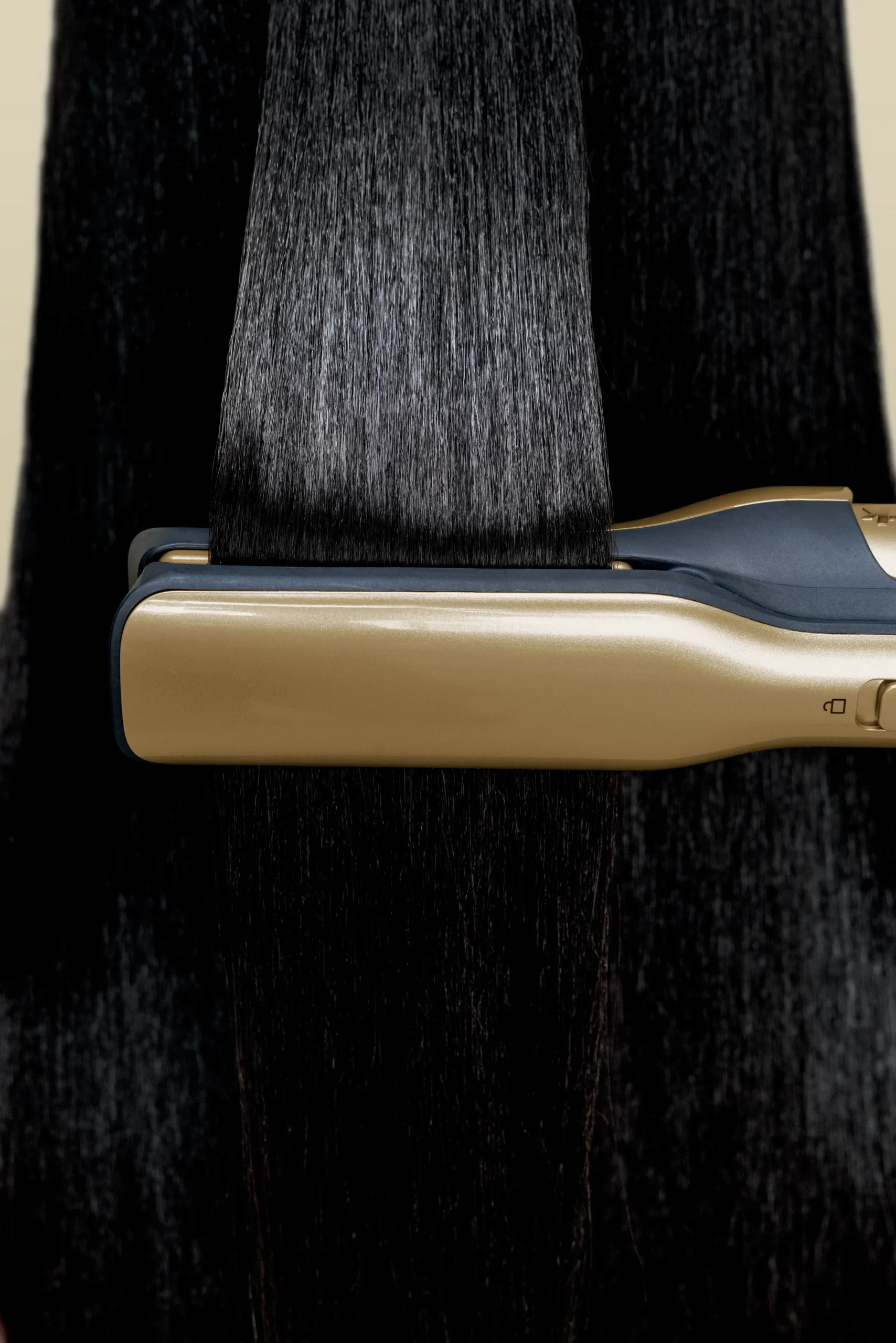 DAT-R_HD6051SUK_InUse_Straightener_Annaise_Styling_Detail