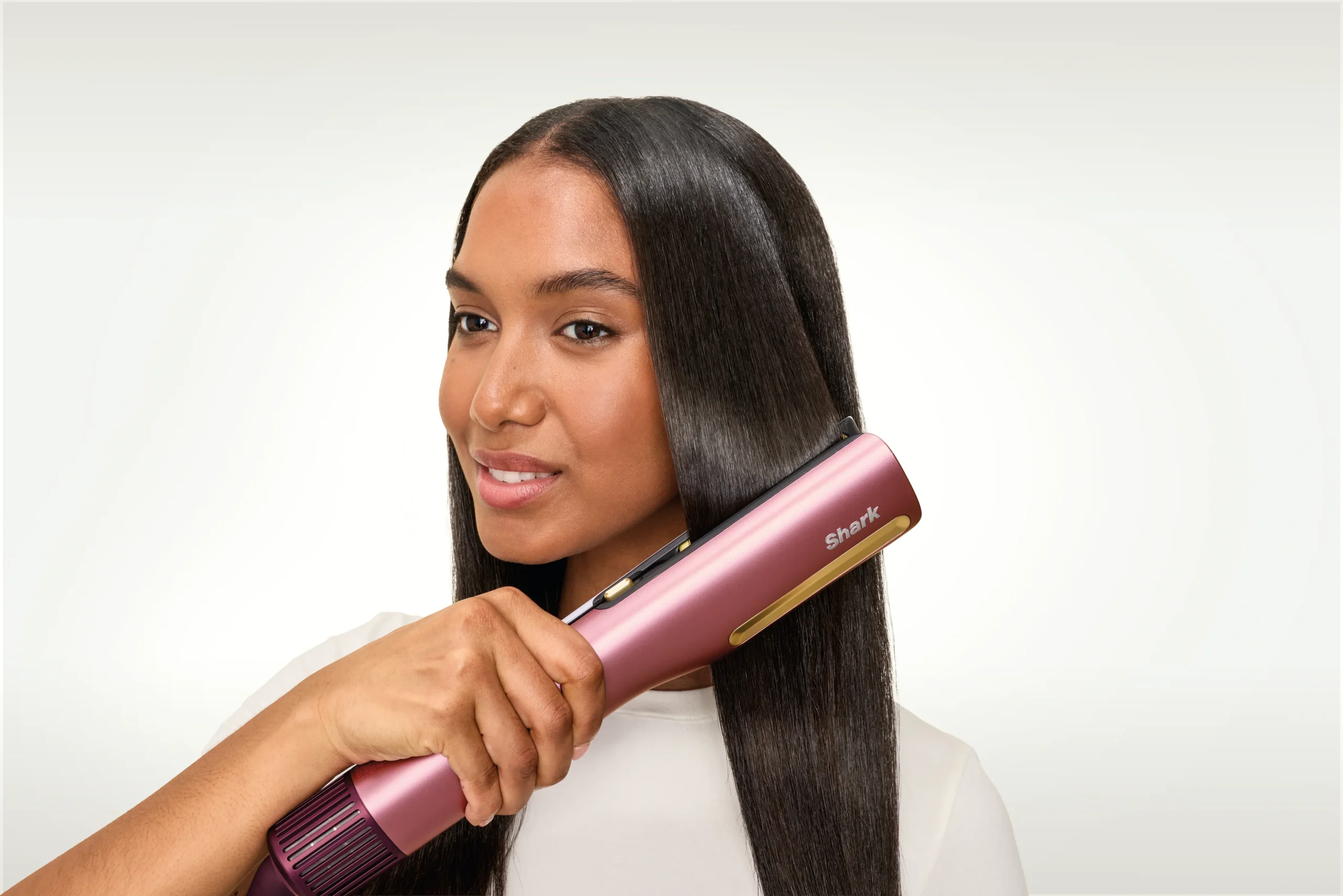 DAT-R_HT401UKPK_InUse_Albelis_DryMode_Straightener_Back_0928
