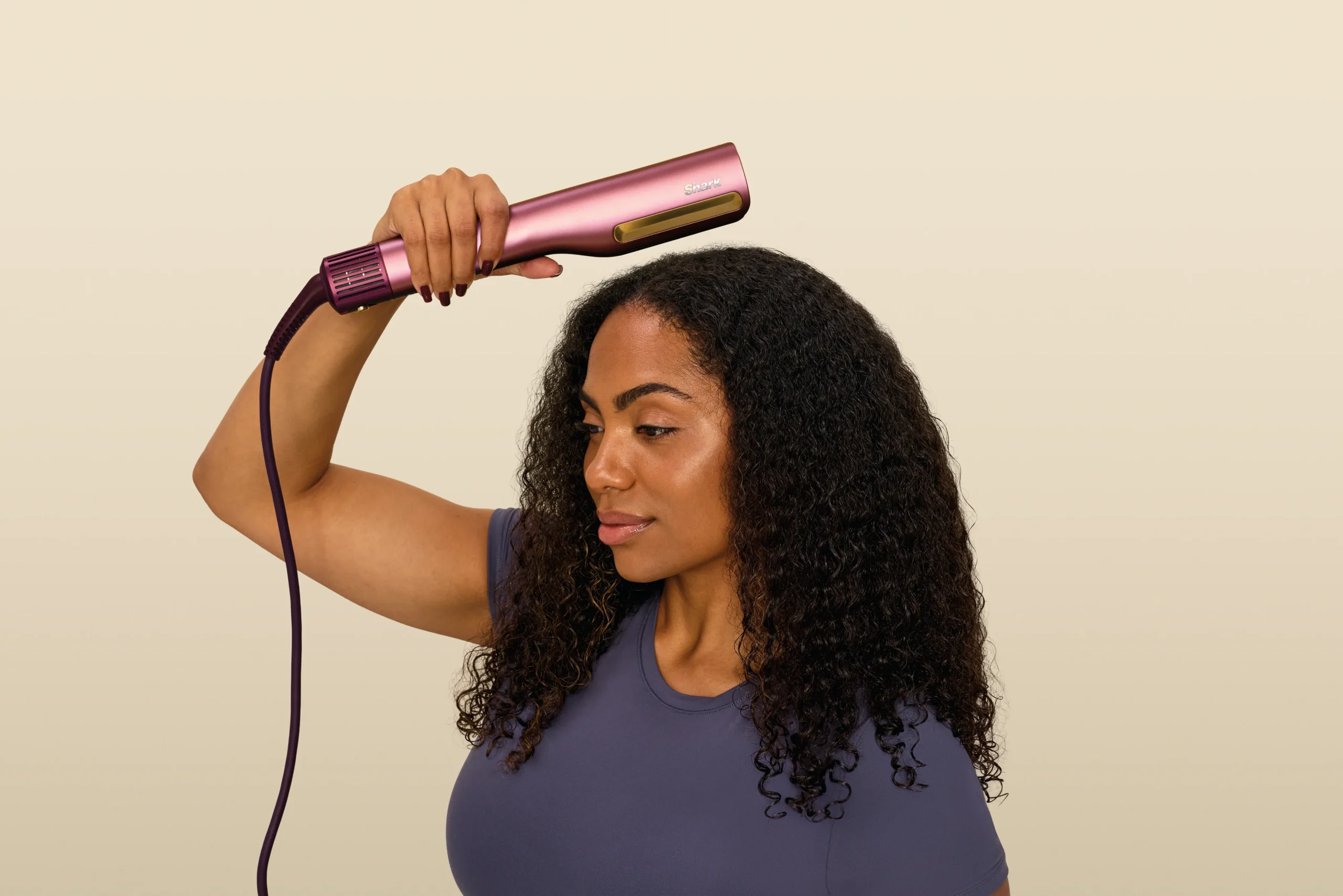 DAT-R_HT401UKPK_InUse_Chanice_WetStyling_Step1_0216